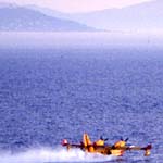 Ecopage devant la plage du Ricanto d'un CL-215